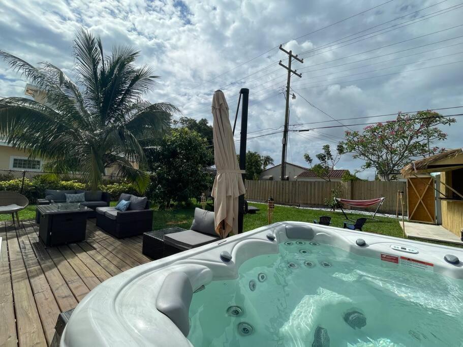 Hot Tub, Tiki Bar, Outdoor Shower, Near Intercoastal Waterway! West Palm Beach Luaran gambar